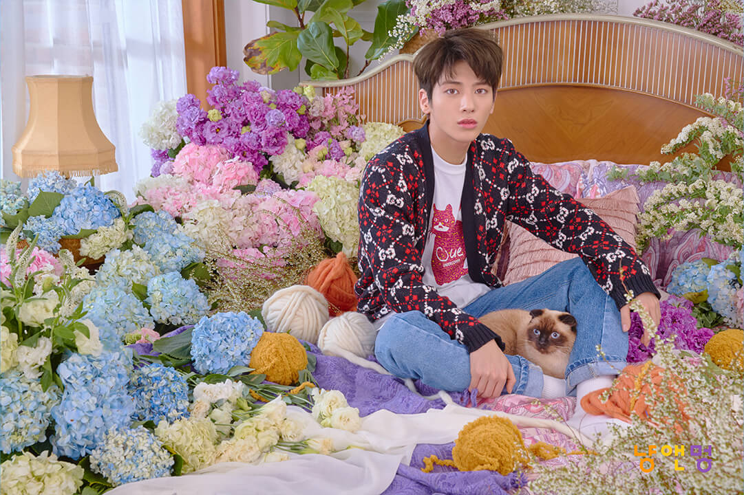 Cat & Dog CONCEPT PHOTO; TOMORROW X TOGETHER 멤버 태현의 사진입니다.